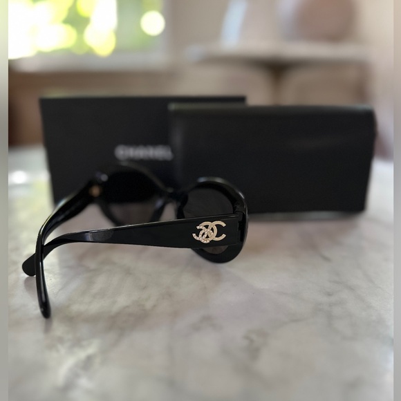 Chanel sunglasses Black with CC. Style 5469B - Picture 3 of 3